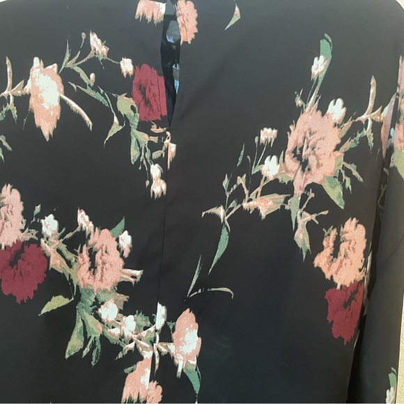 Vince Camuto Black Floral Windswept Bell Sleeve
Blouse Top - Size XL - Picture 5 of 8